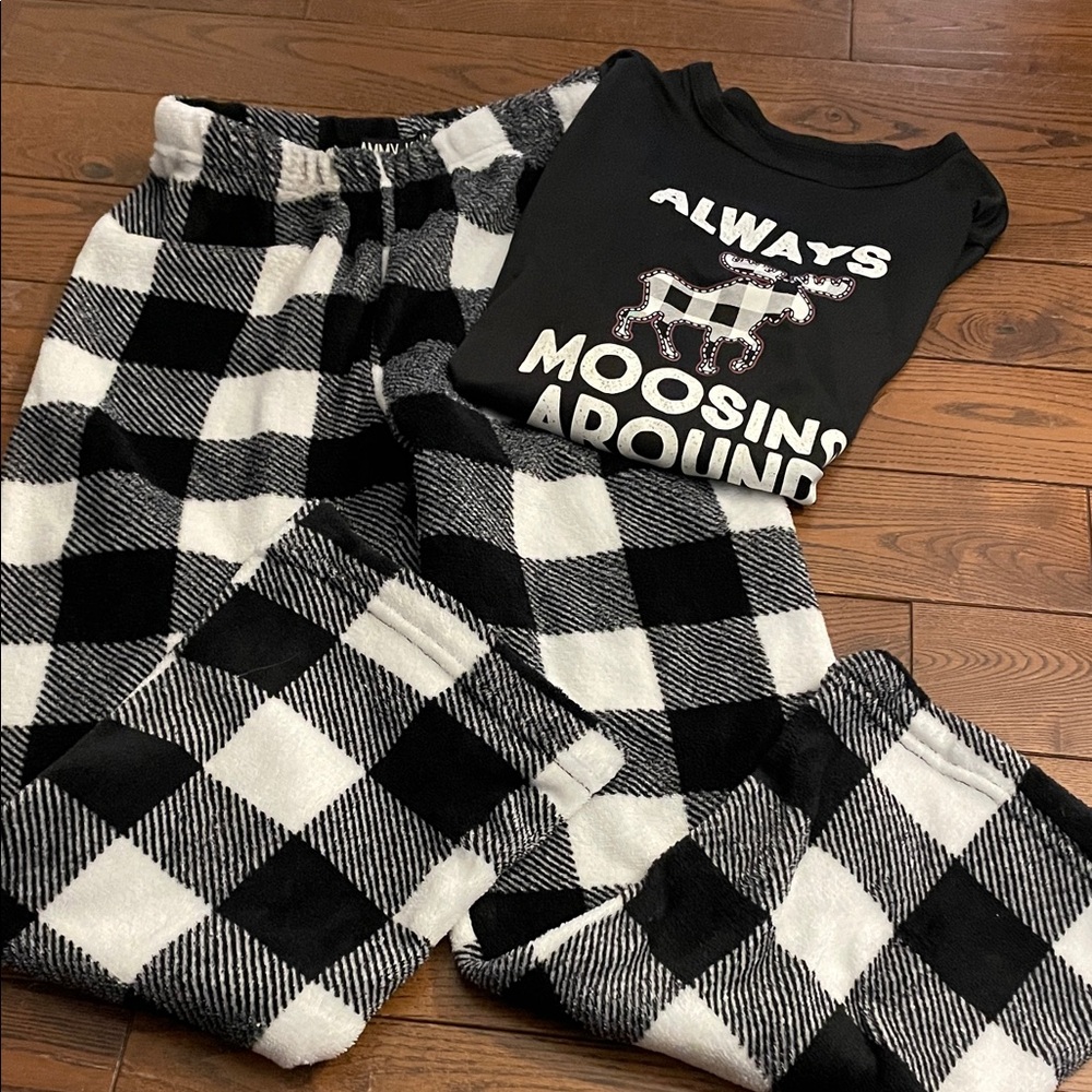 🔥 3/$25 - Cozy Black and White Kids Pajamas Set